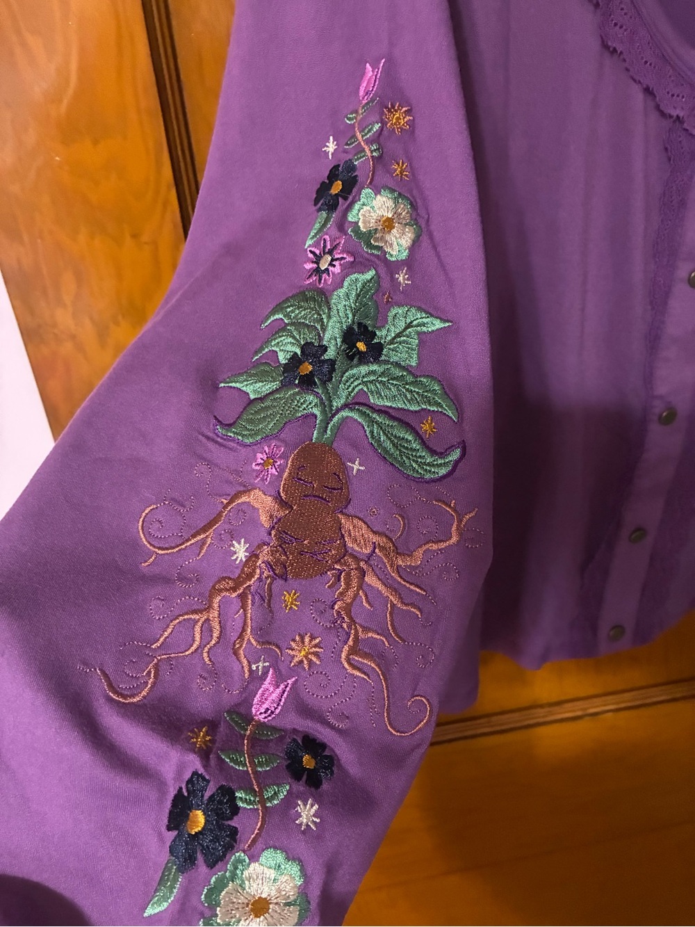 🏈 NWT Warner Bros Harry Potter Purple Embroidered Button-Front Women's Top - Picture 2 of 5